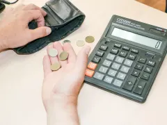 «Для чего людей драконите враками?!»: омичи возмутились данными о средней зарплате