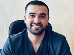 Кровь залила одежду: хирург из Омска спас человека на борту самолета