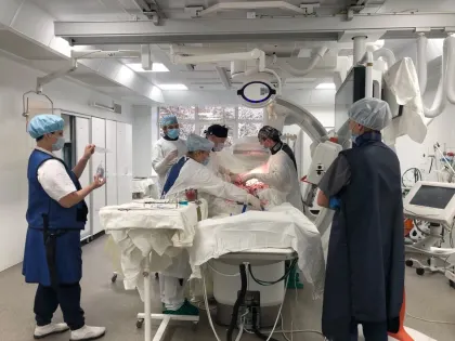 Омские врачи провели операцию по установке сосуда без общего наркоза