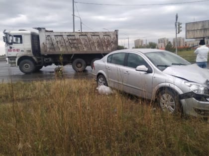 В Омске водитель грузовика устроил ДТП, в котором пострадала 6-летняя девочка