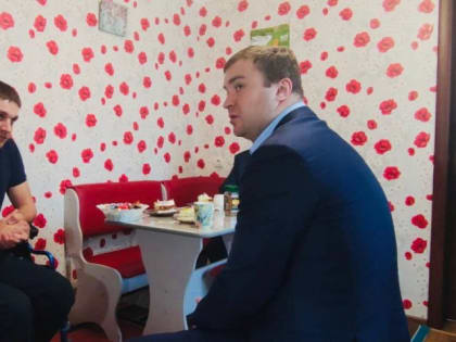 Глава Омской области Виталий Хоценко встретился с тяжелораненым участником спецоперации