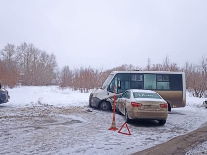 В Омске легковушка влетела в маршрутку