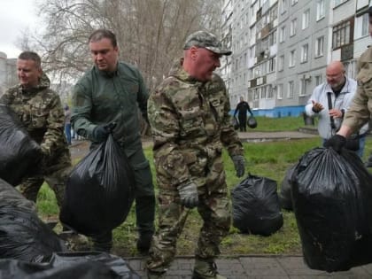 Виталий Хоценко и Серей Шелест провели субботник в омском сквере 70-летия Победы