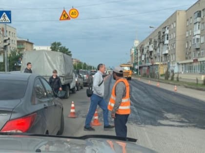 В утренний час пик в Омске перекрыли дорогу на Ленинградский мост