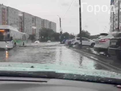 Нескончаемый поток воды. В Омске ливень затопил дороги и вывел из строя светофоры