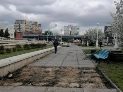 Власти Омска объяснили исчезновение пешеходных плит у библиотеки имени Пушкина