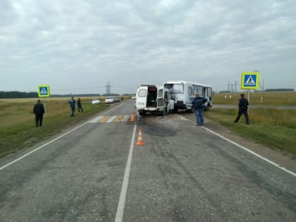 В Омской области при столкновении пассажирской «Газели» и автобуса пострадали семь человек