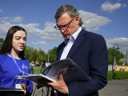 Губернатор Омской области проголосовал за благоустройство сквера им. Дмитрия Карбышева