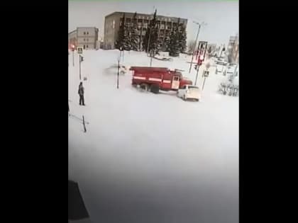 Пожарная машина снесла легковушку в Омской области