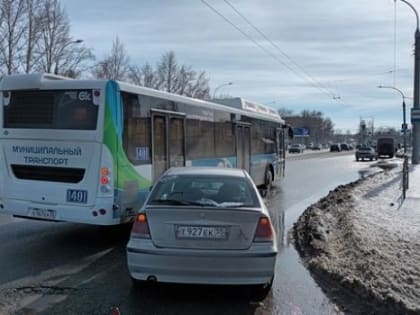 Автобус в ДТП оторвал бампер легковушке BMW