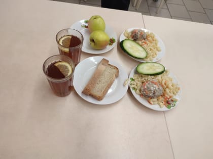 Ученикам омской школы раздали пропавшие фрукты