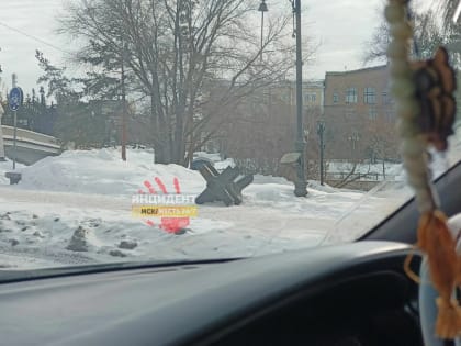 В центре Омска обрушился памятник первому светофору