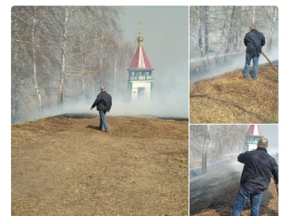 В Омской области глава района лично тушил пожар рядом с часовней