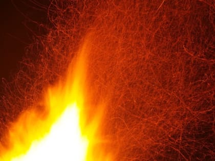 В Омске ночью после аварии сгорело такси с водителем внутри