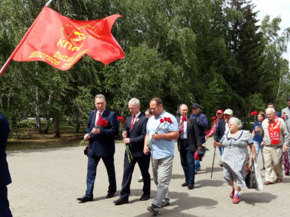 Поклонимся и мертвым, и живым