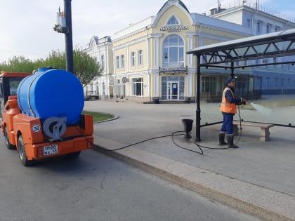 После праздников городские службы вывезли с улиц Омска пять тонн мусора