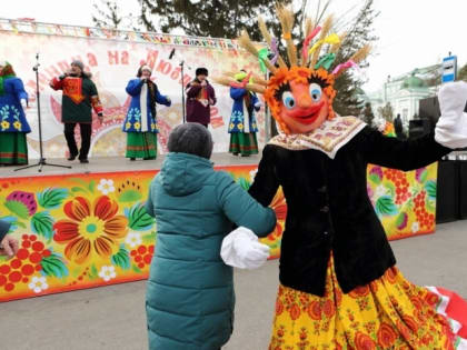 На праздновании Масленицы в Омской области женщина умерла, подавившись блином