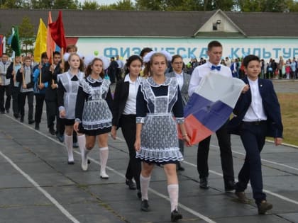 Единороссы поздравили школьников с Днём знаний в Нововаршавском районе Омской области