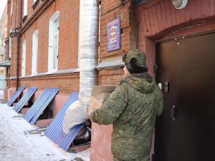 Омские единороссы передали воинам-железнодорожникам теплые вещи и продукты к 23 февраля