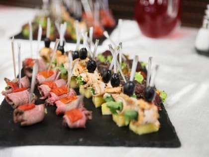 Салаты хранить не более 12 часов: Роспотребнадзор рассказал омичам, как избежать отравления в новогодние праздники