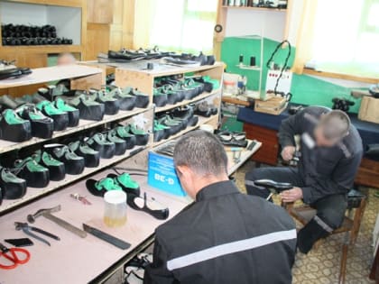 В лечебно-исправительном учреждении № 2 УФСИН России по Омской области приступили к изготовлению обуви