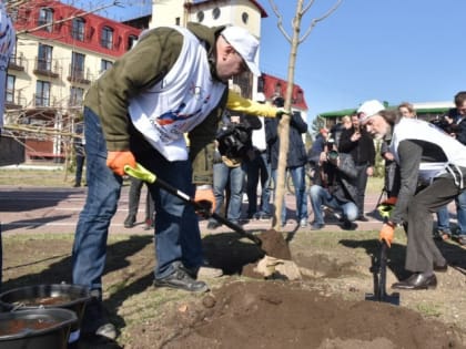 Мэр Омска Шелест и известный меценат Козубенко высадили клены в рамках проекта «Аллея олимпийских чемпионов»