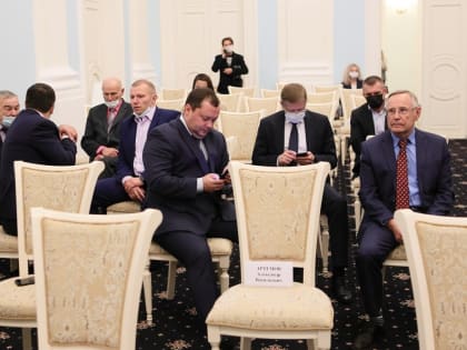 Омских депутатов ограничили с заграничными отпусками