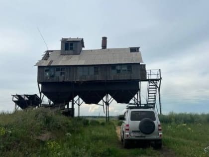 В Омской области электромонтер получил удар током и умер