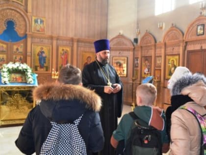 В праздник Сретения Господня учащиеся 5 и 8 классов побывали с экскурсией в храме в честь иконы Божией Матери «Скоропослушница» города Омска
