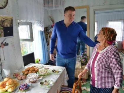 Хоценко навестил бабушку, которая катала его на своём «лимузине» по местам пожара