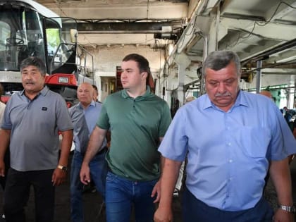 Глава региона Виталий Хоценко ознакомился с ходом заготовки кормов в СПК «Максимовский»