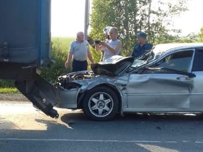 Под Омском пьяный водитель влетел в грузовик (ФОТО)