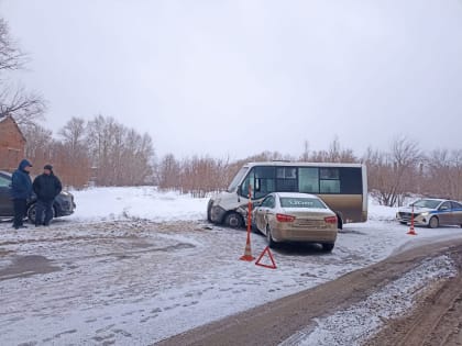 Такси въехало в маршрутку в Омске: есть пострадавшие   [ФОТО]  