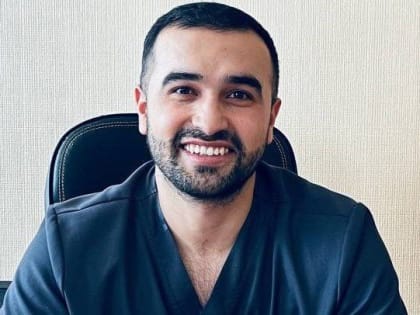 Кровь залила одежду: хирург из Омска спас человека на борту самолета