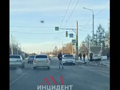 На Красном пути автобус с 40 омичами вылетел на тротуар после жесткого ДТП