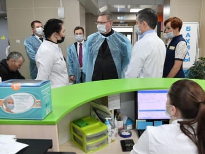 Губернатор Александр Бурков проинспектировал работу Центра амбулаторной онкопомощи населению в Омске