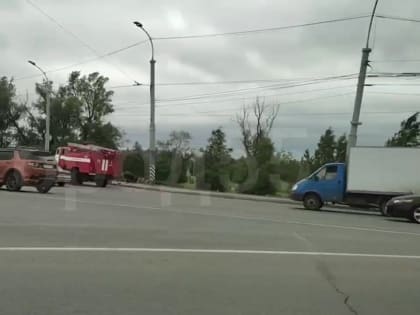 Не справился с управлением. В Омске водитель бетономешалки улетел в кювет