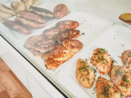 Салаты с бактериями: кафе в центре Омска оштрафовали за серьезные нарушения