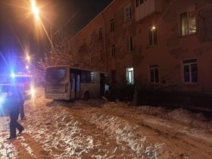 В Омске разыскивают врезавшегося в дом угонщика автобуса