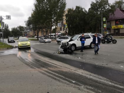 В Омске внедорожник протаранил маршрутку с пассажирами, которую от опрокидывания спасло ограждение