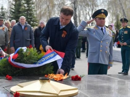 Виталий Хоценко и Сергей Шелест возложили венки к огню Памяти в омских Черемушках