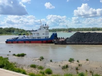 Из-за мелководья на Иртыше баржи садились на мели у речного порта, хотя судна недогружали