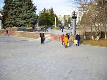 Театральную площадь в Омске выложили новой плиткой