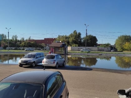 «Кит хочет плавать». В Омске у строительного гипермаркета разлилось озеро