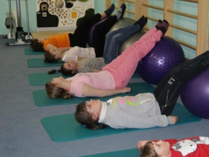 Около 80 детей участников СВО прошли программу реабилитации при поддержке омского Минтруда