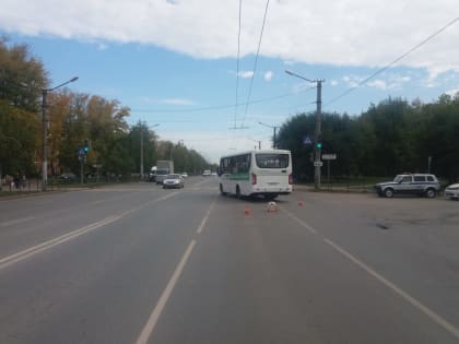 Водитель легковушки в Омске протаранил автобус и сбежал   [ФОТО]  