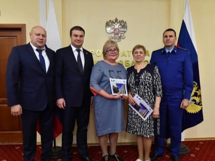 Дмитрий Демешин и Виталий Хоценко вручили ключи от квартир гражданам, переселяемым из ветхого жилья