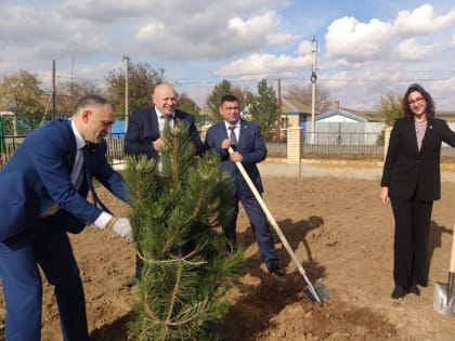Виталий Хоценко и Владимир Владимиров возложили цветы к памятнику погибшим воинам