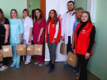 Волонтеры поздравили врачей, побывавших в Луганске, с 23 февраля