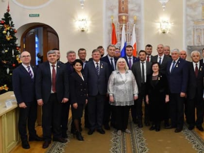 «Мы звенья одной цепи». Руководители области и города наградили депутатов горсовета